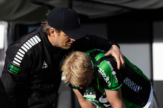 GAIS tränare Fredrik Holmberg tröstar Robin Wendin