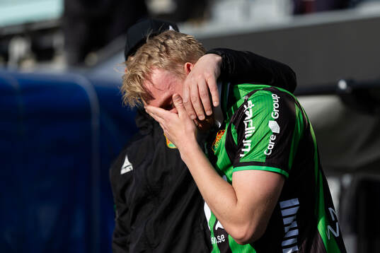 GAIS tränare Fredrik Holmberg tröstar Robin Wendin