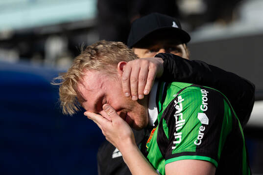 GAIS tränare Fredrik Holmberg tröstar Robin Wendin