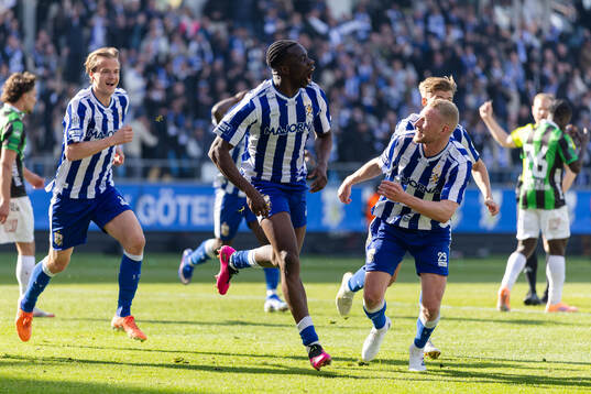 IFK Göteborgs Rockson Yeboah jublar ihop med Adam Bergmark