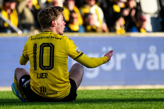 Mjällbys Jeppe Kjaer reagerar på ett domslut