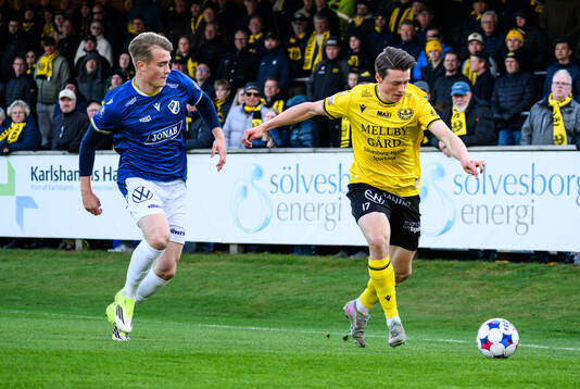 Halmstads Ludvig Arvidsson och Mjällbys Elliot Stroud
