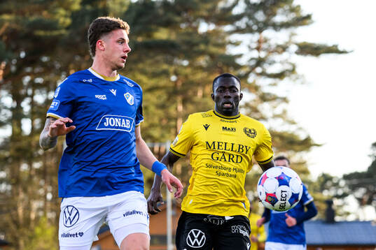 Halmstads Gabriel Wallentin och Mjällbys Abdoulie Manneh