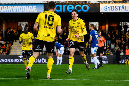 Mjällbys Jacob Bergström och Elliot Stroud jublar
