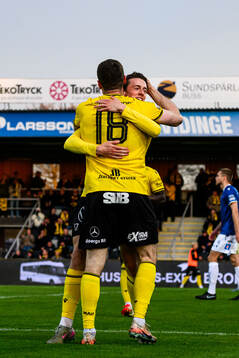 Mjällbys Jacob Bergström och Elliot Stroud jublar