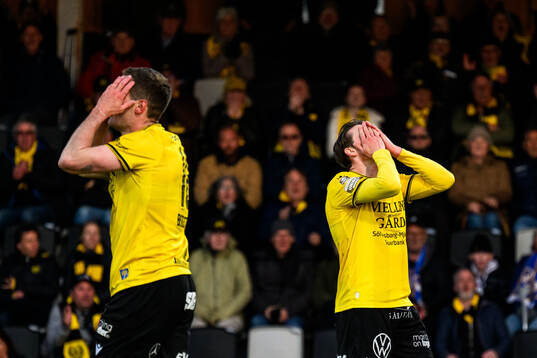 Mjällbys Jacob Bergström och Elliot Stroud deppar