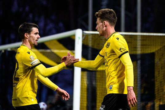 Mjällbys Jesper Gustavsson och Villiam Granath jublar