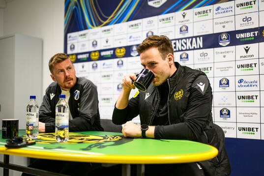 Halmstads tränare Johan Lindholm och Mjällbys tränare