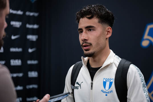 Malmö FFs Adrian Skogmar i mixade zonen