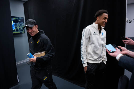AIKs Charlie Pavey och Malmö FFs Theodor Lundbergh i