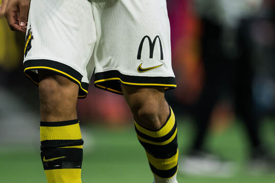 McDonald’s logga på AIKs shorts