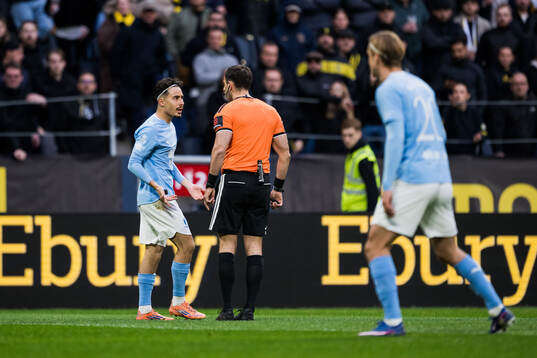 Malmö FFs Adrian Skogmar i samtal med domare Granit