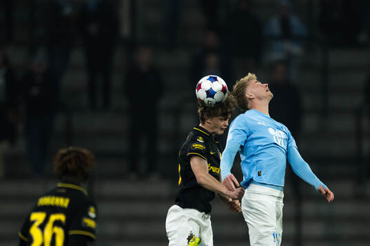 AIKs Yannick Geiger och Malmö FFs Daniel Gudjohnsen
