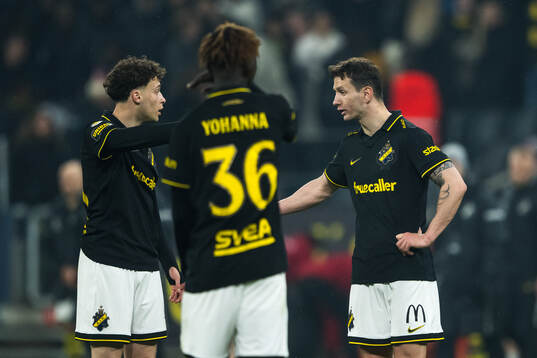AIKs Victor Goncalves Andersson och Bersant Celina i samtal