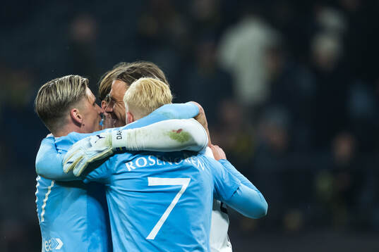 Malmö FFs målvakt Johan Dahlin jublar med Otto Rosengren