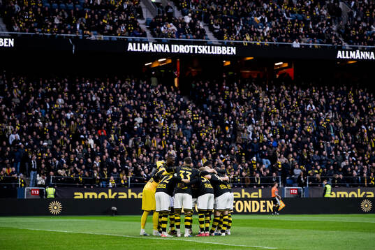AIKs spelare samlas i en ring
