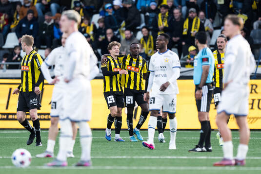 Häckens Gustav Lindgren och Brice Wembangomo jublar