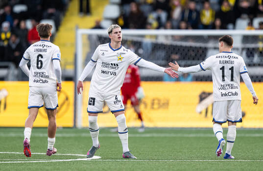 Sirius Robbie Ure jublar med lagkamrater