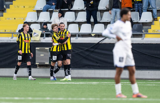 Häckens Gustav Lindgren jublar med Julius Lindberg och