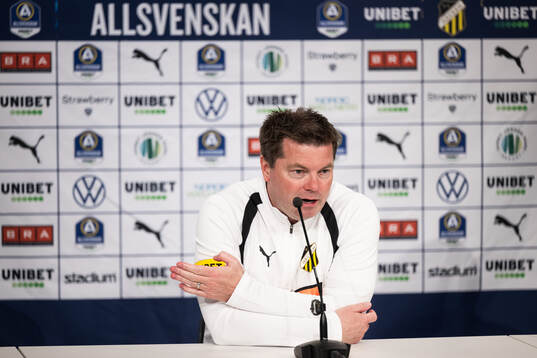 Häckens tränare Jens Gustafsson på presskonferensen