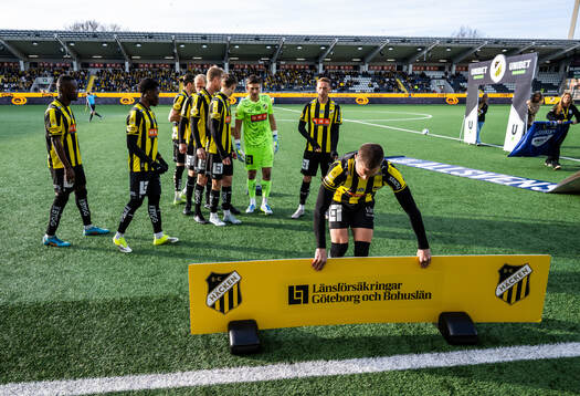 Häckens Adam Lundkvist bär in en reklamskylt