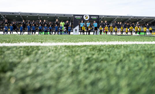 Häckens och Sirius spelare vid line-up