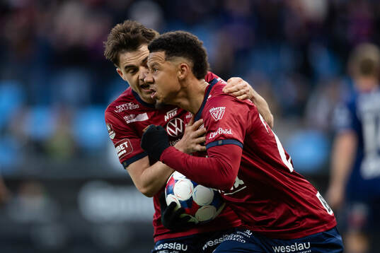 Örgrytes Tobias Sana jublar ihop med Owen Parker-Price