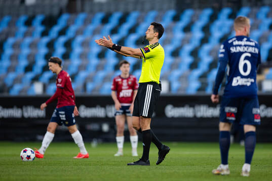 Domare Adi Aganovic blåser slutsignalen av fotbollsmatchen
