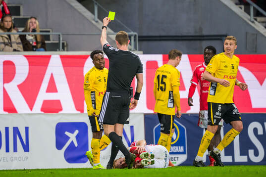 Elfsborgs Momoh Ibrahim Kamara får gult kort