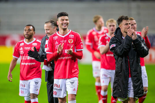 Kalmars Achraf Dari och Melker Hallberg jublar