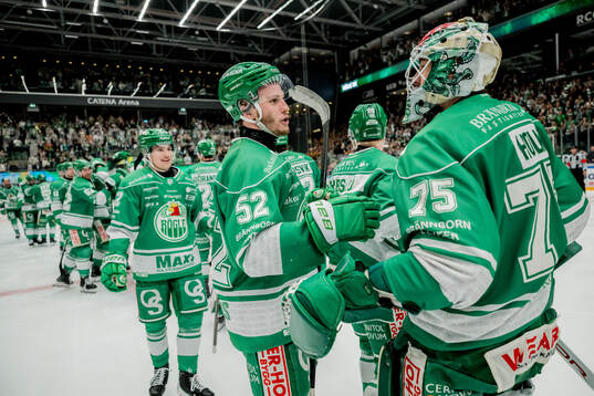 Rögles Felix Nilsson och målvakt Arvid Holm jublar