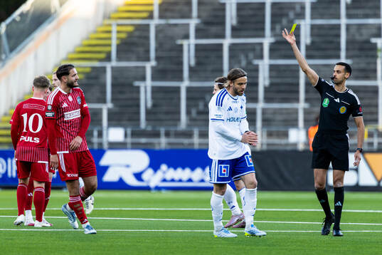 Landskronas Allen Smajic får gult kort av Domare Farouk