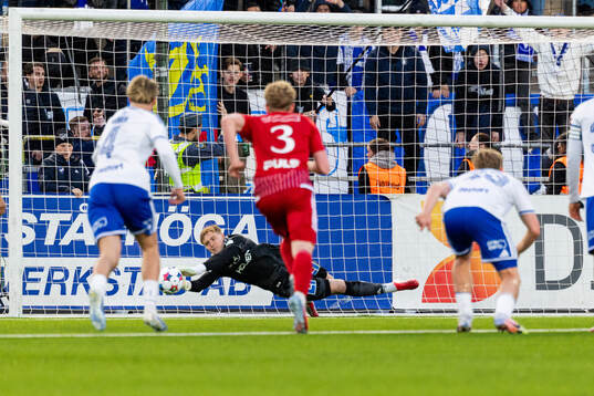 IFK Norrköpings målvakt Theo Krantz räddar straff
