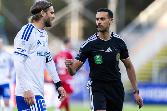 IFK Norrköpings Christoffer Nyman och domare Farouk nehdi