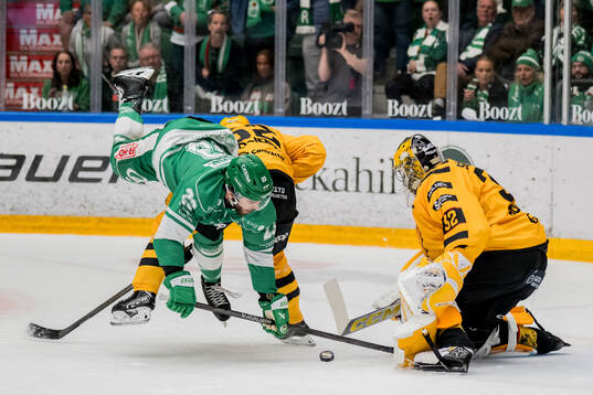 Rögles Josh Dickinson och Skellefteås målvakt Linus
