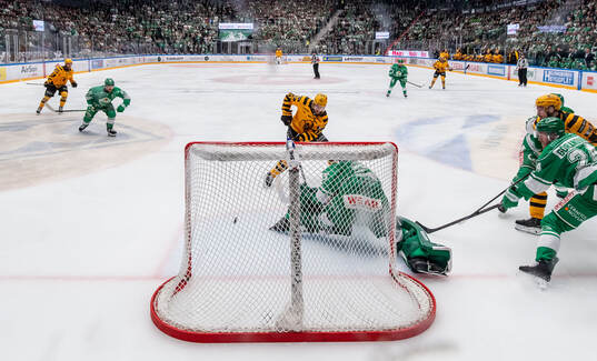 Skellefteås Pär Lindholm oroar mot Rögles målvakt Arvid