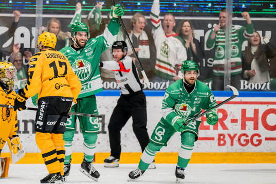Rögles Josh Dickinson och Fredrik Olofsson jublar