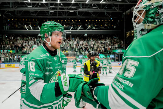 Rögles Anton Bengtsson och målvakt Arvid Holm jublar