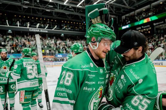 Rögles Anton Bengtsson och målvakt Christoffer Rifalk