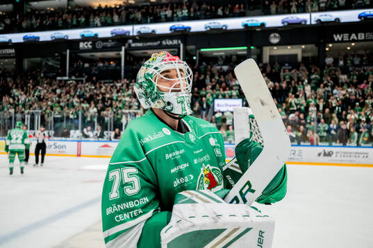 Rögles målvakt Arvid Holm jublar