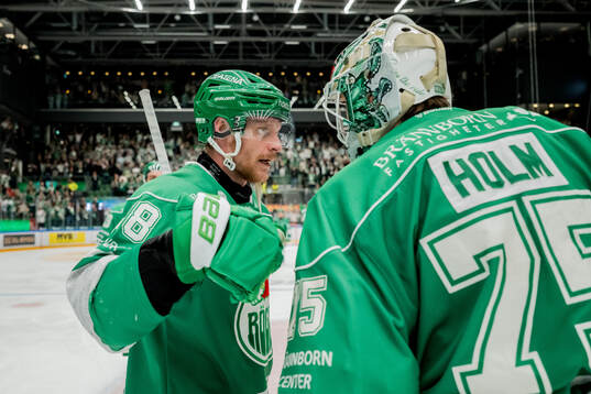 Rögles Anton Bengtsson och målvakt Arvid Holm jublar
