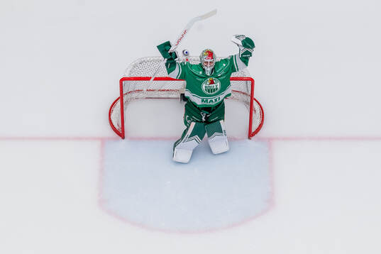 Rögles målvakt Arvid Holm jublar