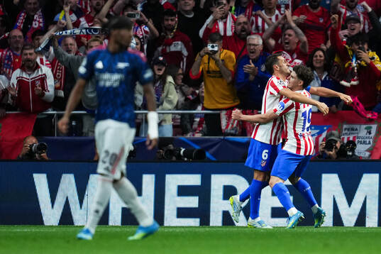 Koke and Julián Alavrez of Atletico Madrid celebrate