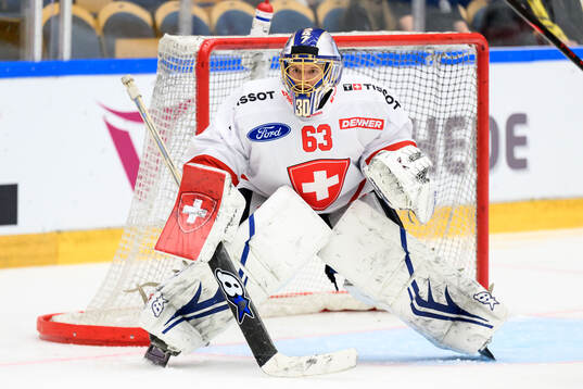 Leonardo Genoni of Switzerland
