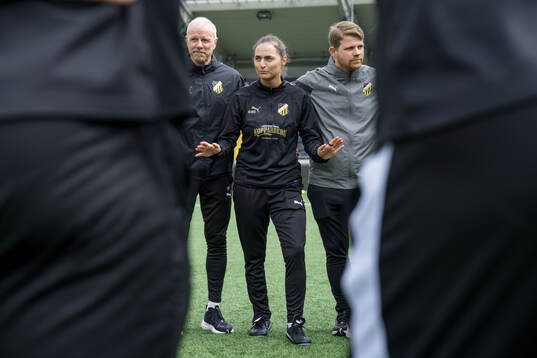 Coach Elena Sadiku