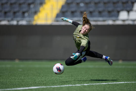 Goalkeeper Hanna Karlsson