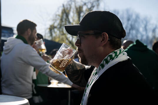 En supporter dricker en öl