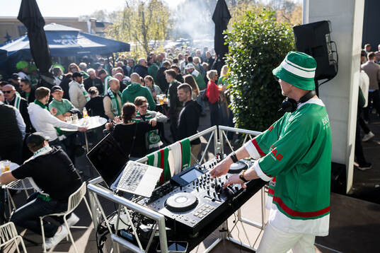 En DJ som spelar musik