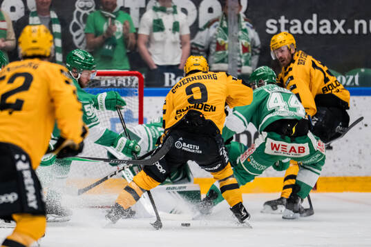 Skellefteås Victor Stjernborg oroar mot Rögles målvakt