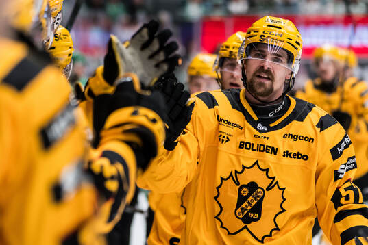Skellefteås Emil Djuse jublar 0-1 målet